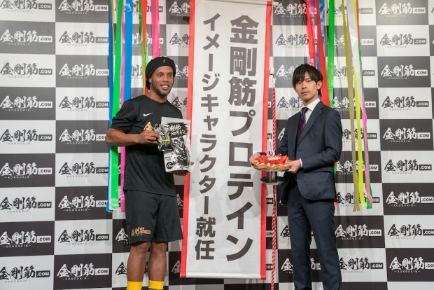 2018年に「金剛筋プロテイン」のイメージキャラクターに就任したロナウジーニョさん