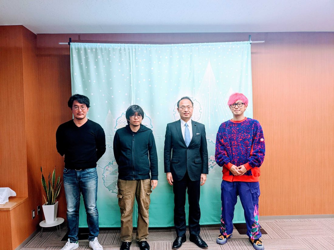 金沢アーティスト・イン・レジデンスの中心メンバーと金沢市長