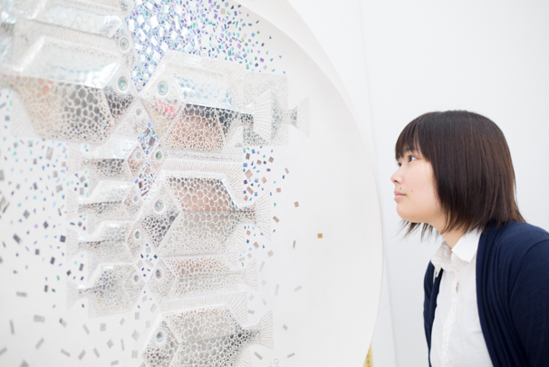 「日展」で展示中の尾長 保さんによる「籃胎乾漆 記憶の渚」