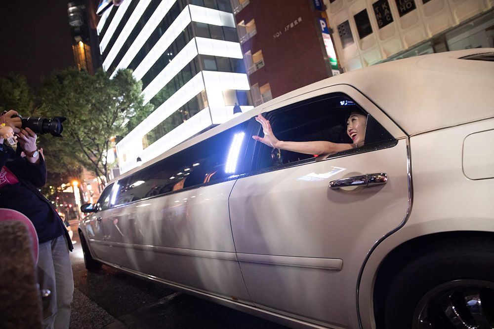 リムジンで去っていくericaさん