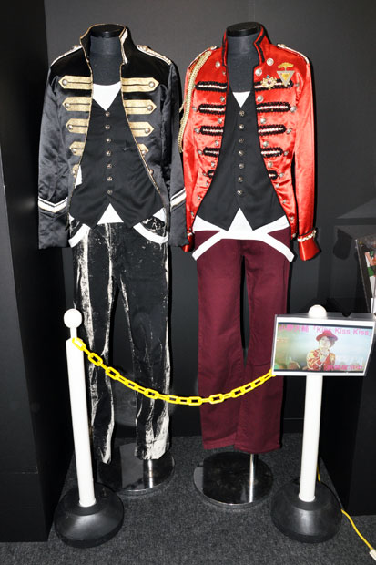 「バンダイビジュアル×ランティス」ブースでは、小野大輔さん「Kiss Kiss Kiss」のMV衣装も展示されました