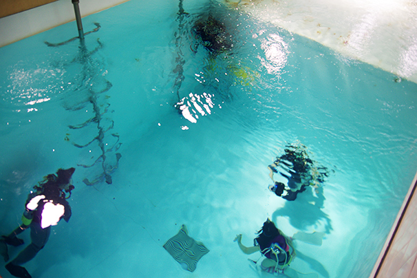 「水中ニーソ」古賀学さんインタビュー