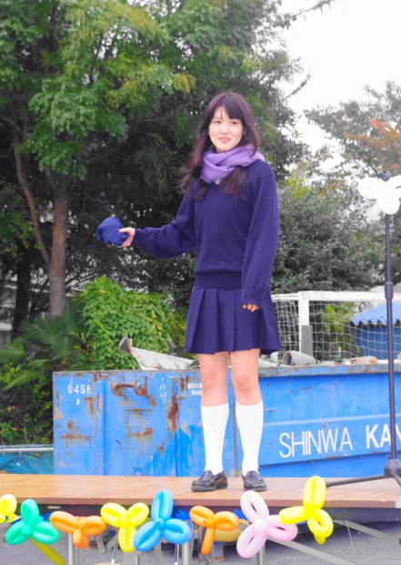 恥ずかしそうな表情を浮かべる制服女子高生