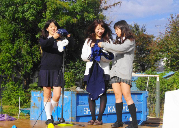 スク水で遊ぶ制服女子高生たち こんな光景見たことがありません