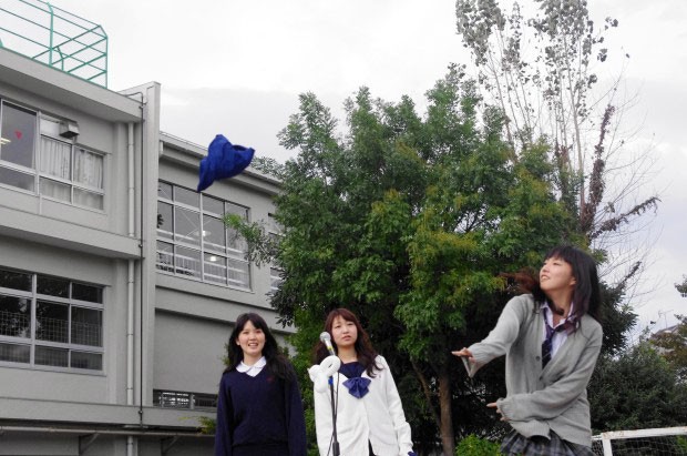丸まった状態で投げ出されるスクール水着