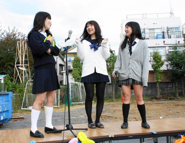 優勝は3投目に投げた真ん中の制服女子高生 スピード、そして着地時の形は素晴らしいと思います