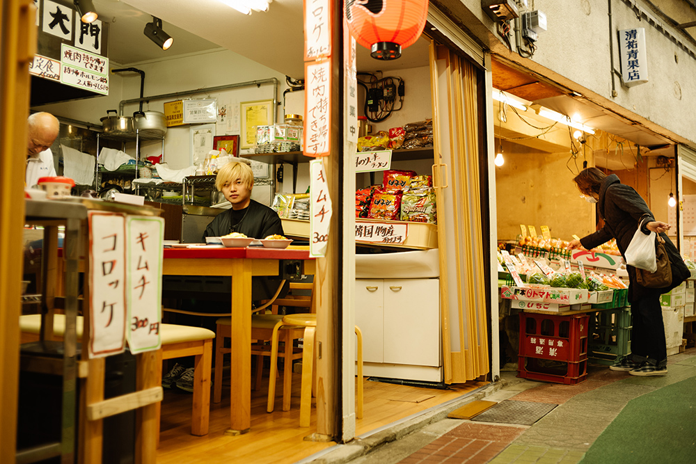 商店街の一角に突如現れる焼肉屋「南大門」。最初、気付かず通り過ぎた