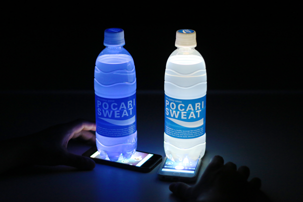 スマホで特設Webサイトにアクセスし、再生ボタンをタップして上にポカリを乗せてスマホを動かすと、光や音のテンポが変わり、まるでDJのような新感覚に！