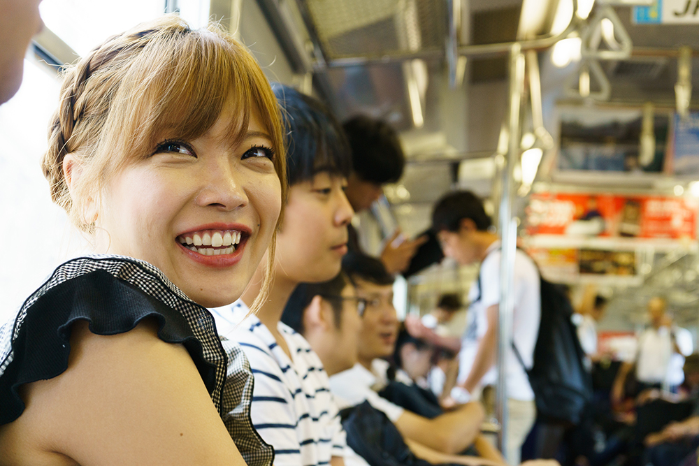 電車に乗り、若戸大橋へ向かう。「この電車は小倉と若松の移動でよく使いました。ぐっとくるものがあります」
