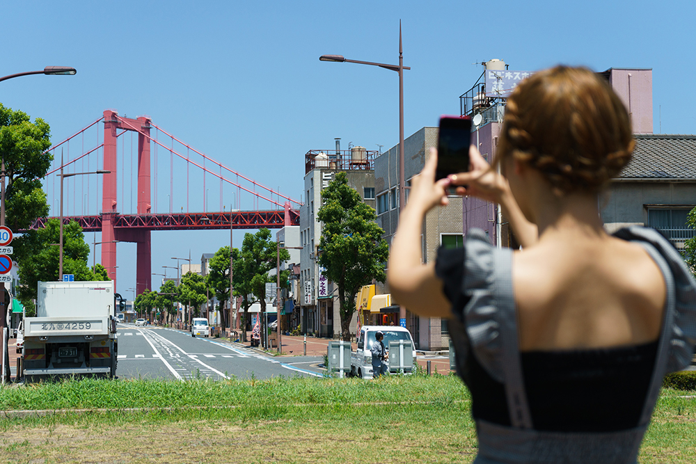 若戸大橋を撮影する藤田さん