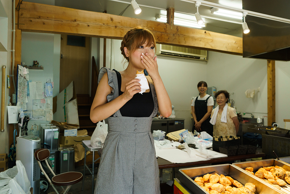 「めちゃくちゃおいしい！信じられないくらいモチモチしています！！」と藤田さんも驚いて、思わず一番人気の「きくらげ入りのすり身天ぷら」もペロっと平らげる