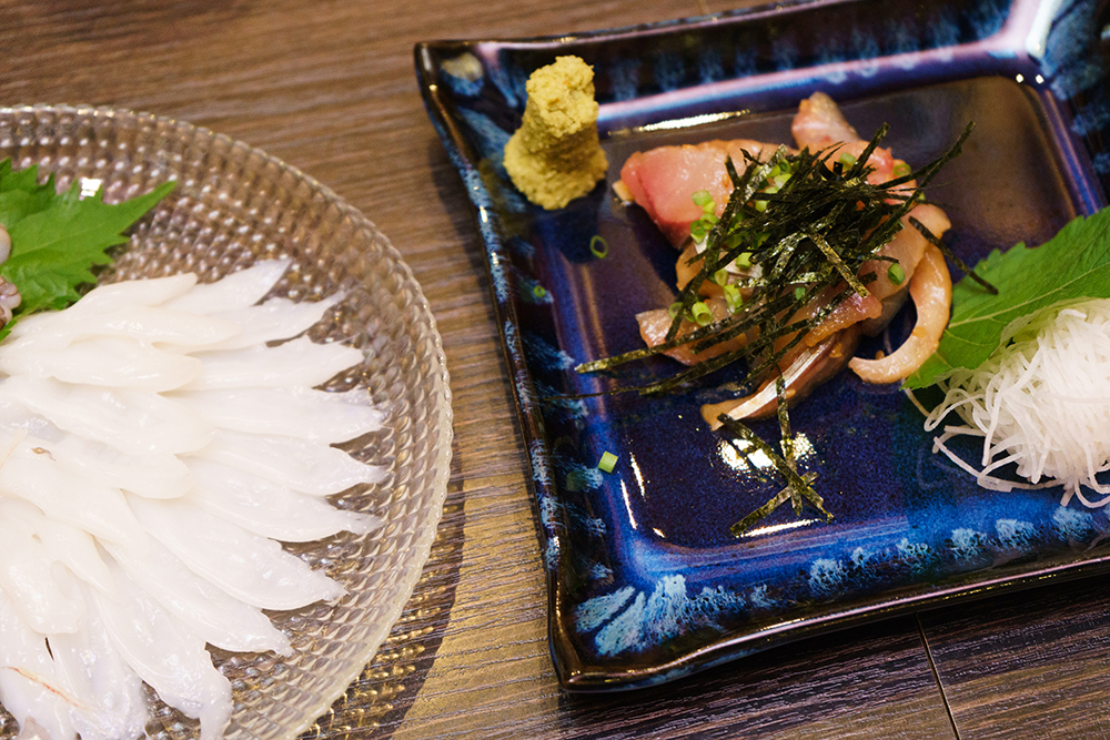 下川さんの幼馴染が経営する居酒屋『日和』にて。北九州市の新鮮な海産物、特にごま油と塩でいただく関門海峡のたこは絶品だ