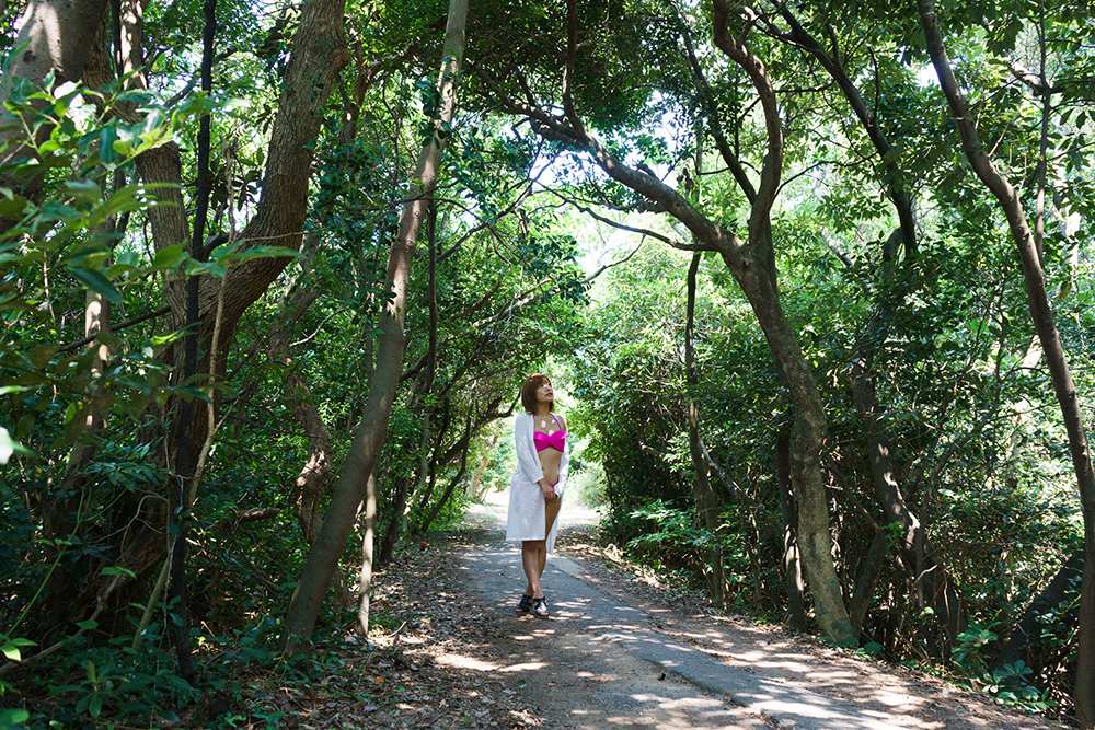 水浴びもできる格好に着替えた藤田さん。快晴の中、ピンクのビキニが眩しい