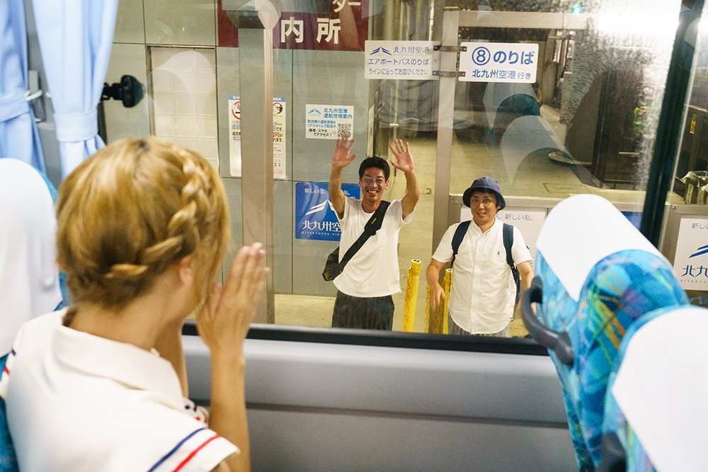 空港へ向かいバス。手を振る市の職員さん