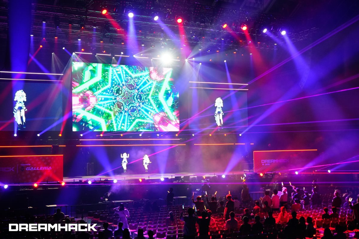 「DreamHack Japan 2023 Supported by GALLERIA」で行われたホロライブ Collabo Stage-12／画像はDreamHack Japan 2023からの提供© 2016 COVER Corp.