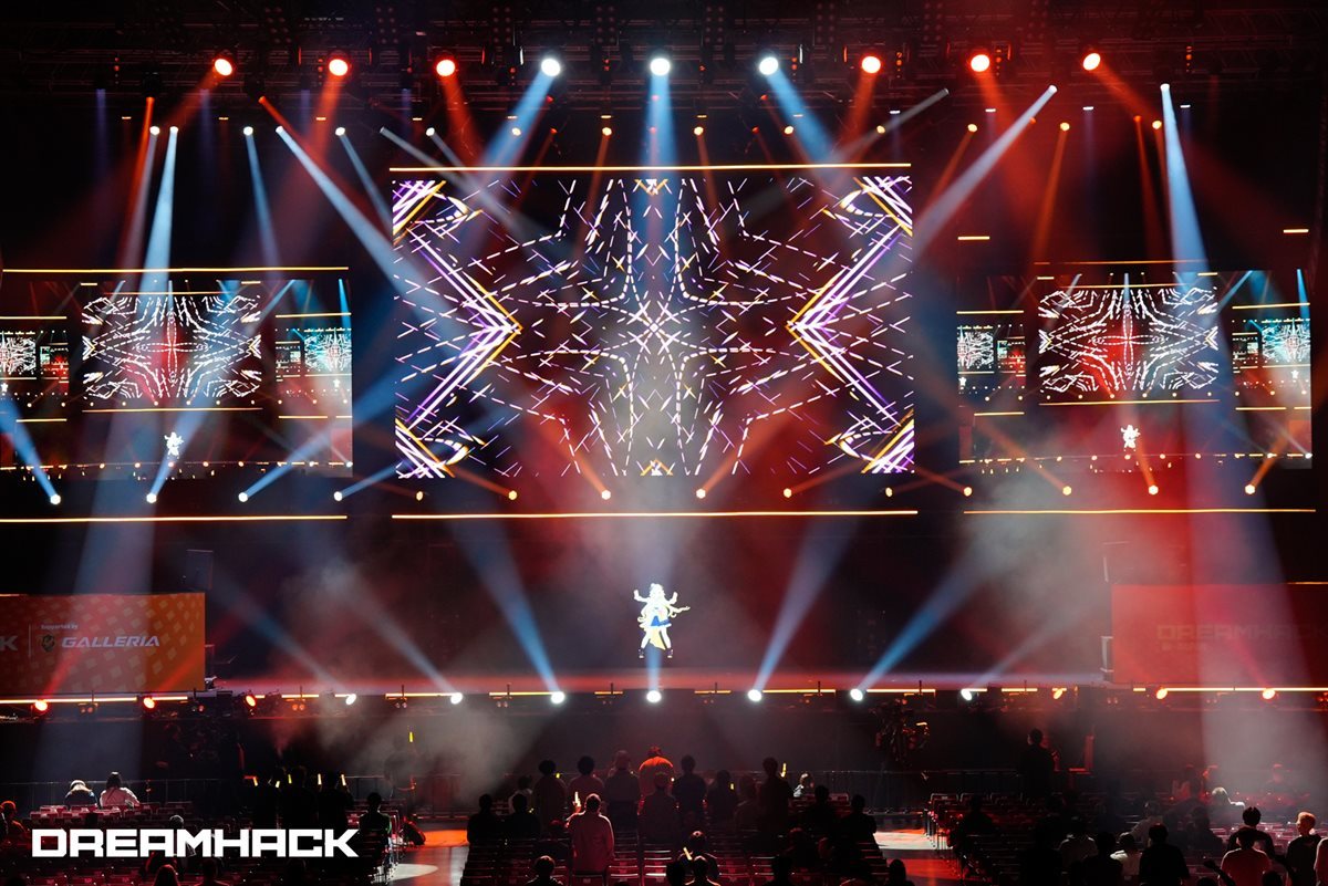 「DreamHack Japan 2023 Supported by GALLERIA」で行われたホロライブ Collabo Stage-1／画像はDreamHack Japan 2023からの提供© 2016 COVER Corp.