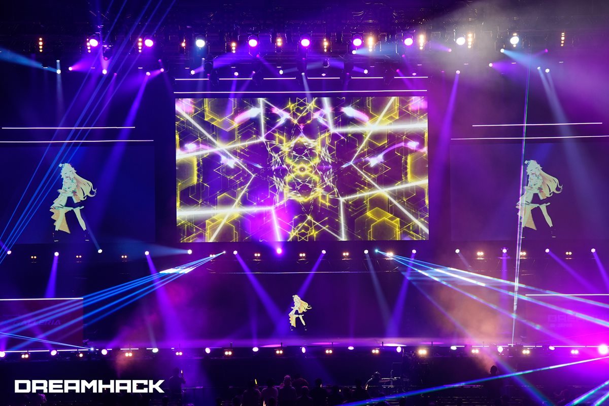「DreamHack Japan 2023 Supported by GALLERIA」で行われたホロライブ Collabo Stage-22／画像はDreamHack Japan 2023からの提供© 2016 COVER Corp.