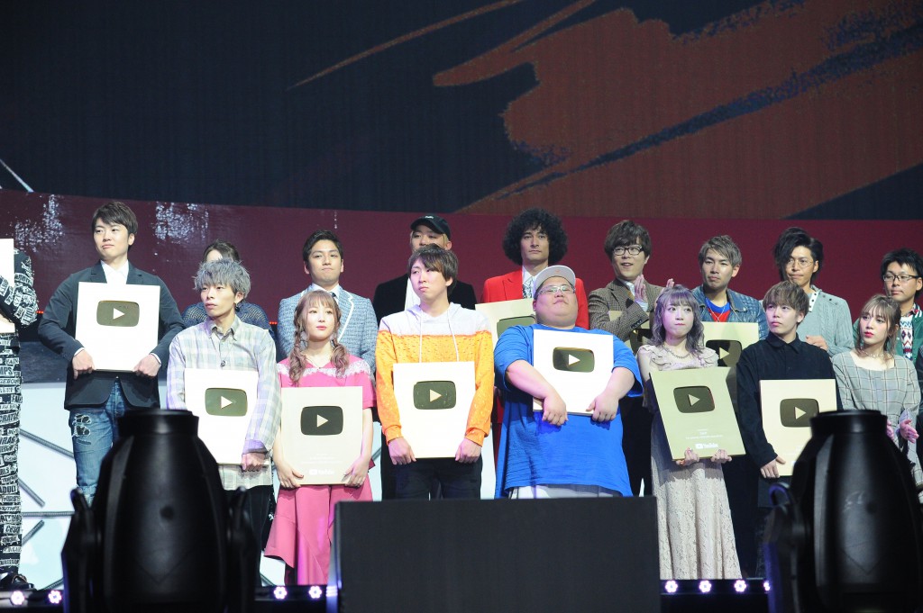 登録者100万人を達成したYouTuber