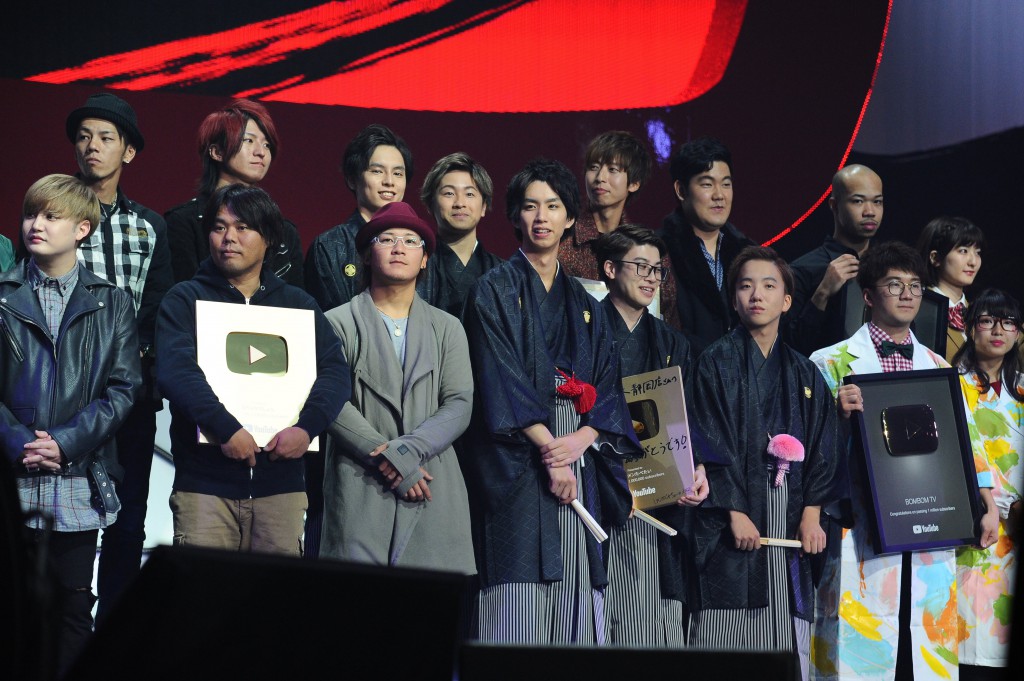 登録者100万人を達成したYouTuber