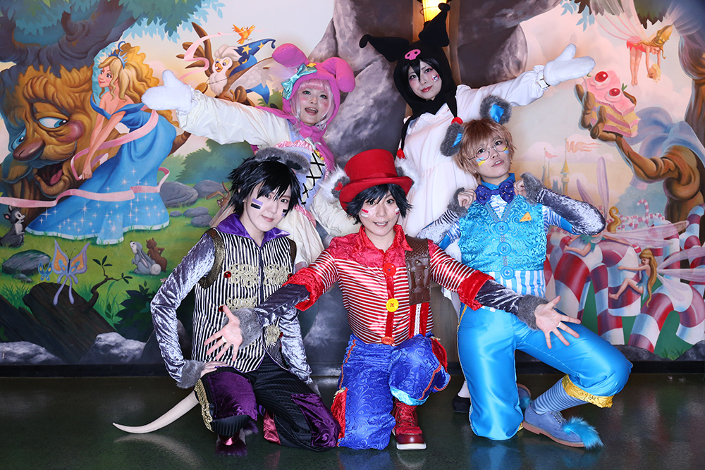 「こすぷれふぇすた5 in サンリオピューロランド」コスプレ画像まとめ_左前列からイチムラさん・柊塔朝姫さん・まこさん・ちょーこさん・のっちさん／ジェラルド・ジョージ・ブックス・マイメロディ・クロミ（ちっちゃな英雄あわせ）