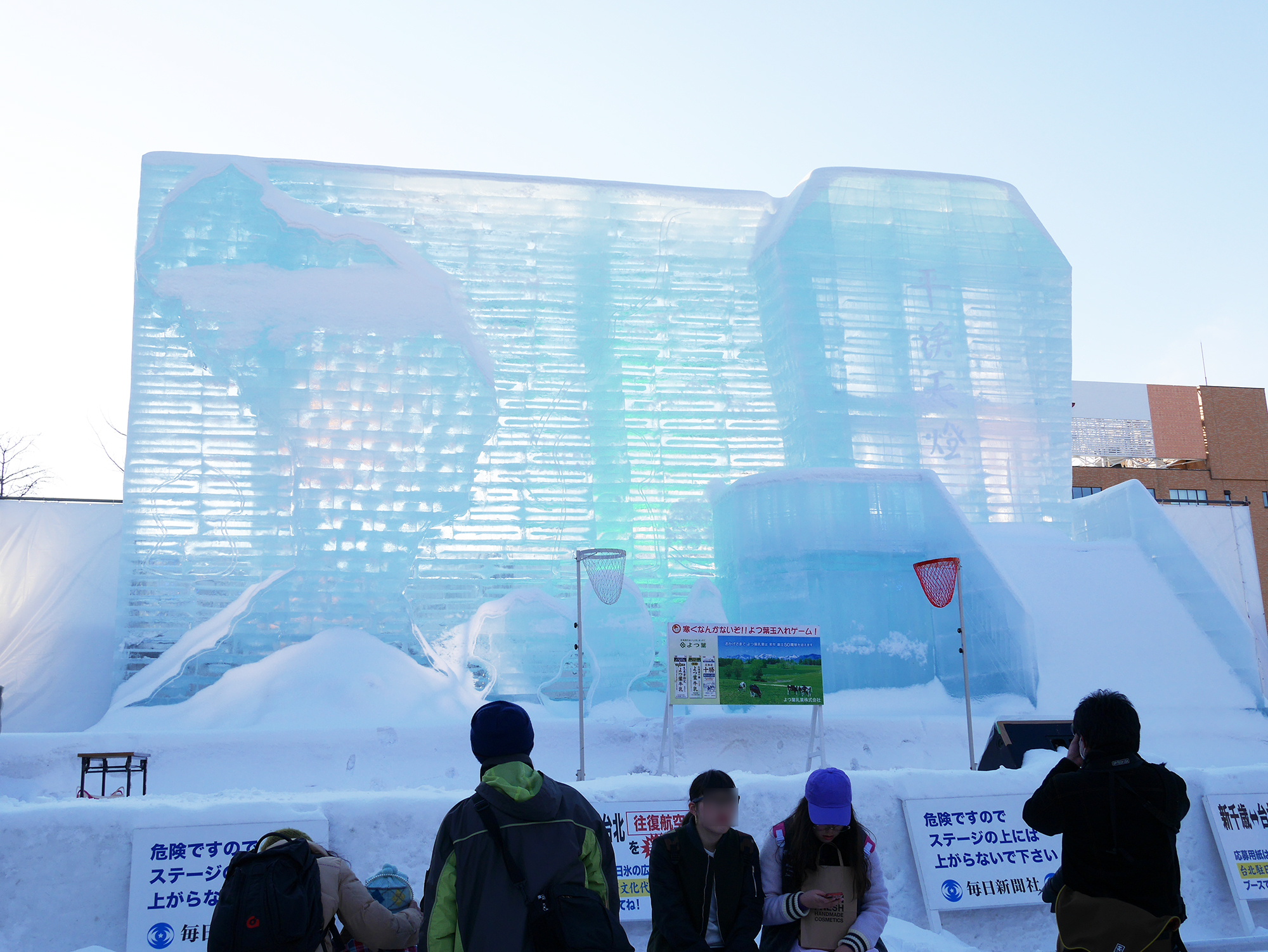 さっぽろ雪まつり_台湾の女王頭（クイーンズヘッド）と平渓派出所大雪像