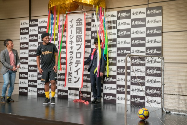 2018年に「金剛筋プロテイン」のイメージキャラクターに就任したロナウジーニョさん