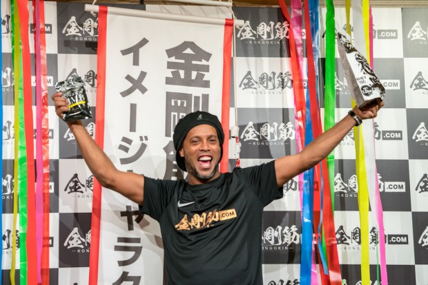 2018年に「金剛筋プロテイン」のイメージキャラクターに就任したロナウジーニョさん