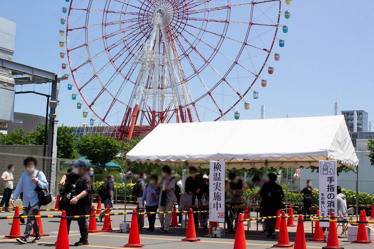 太陽が照る中、会場前では検温と消毒が行われた