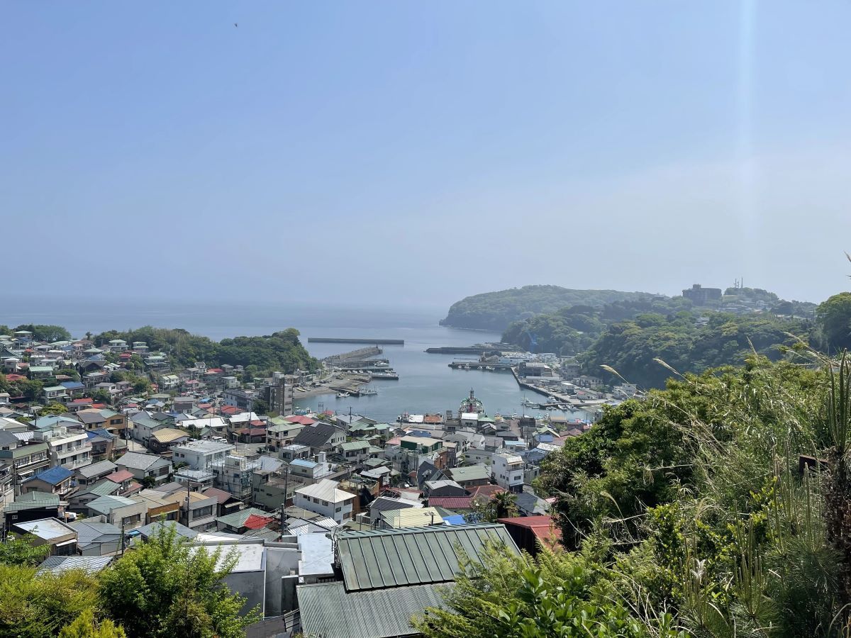 小学校前から見える街並み