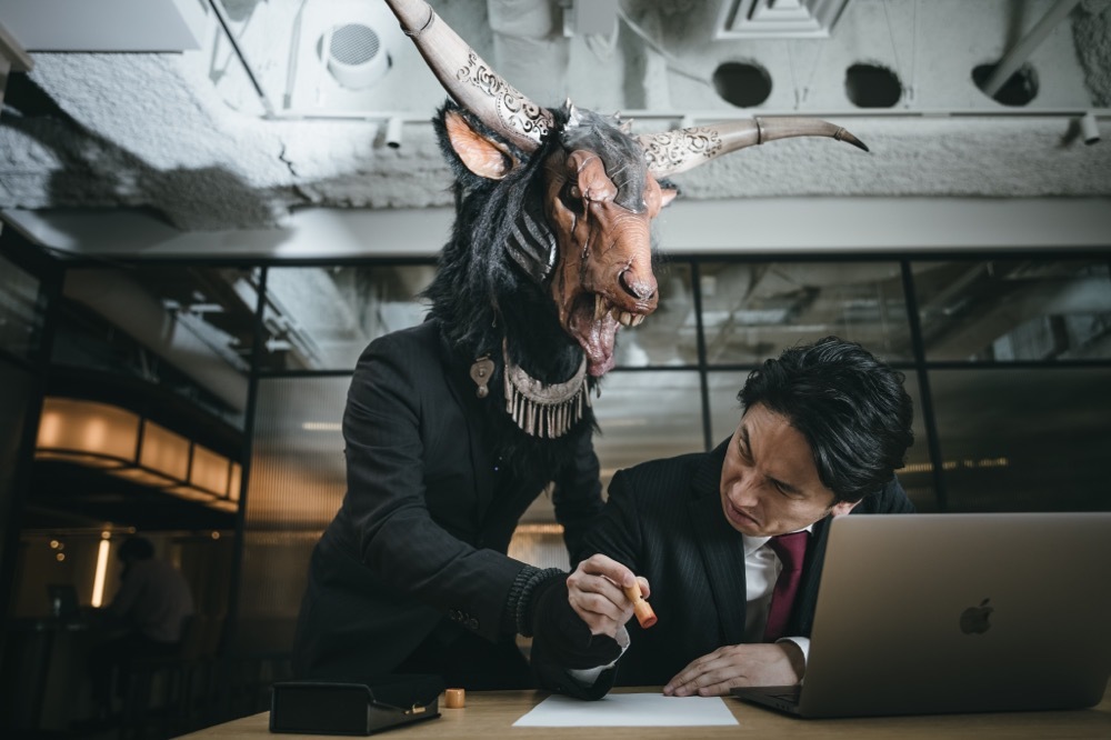魔神サロンの加入を強要する信者／画像はぱくたそより