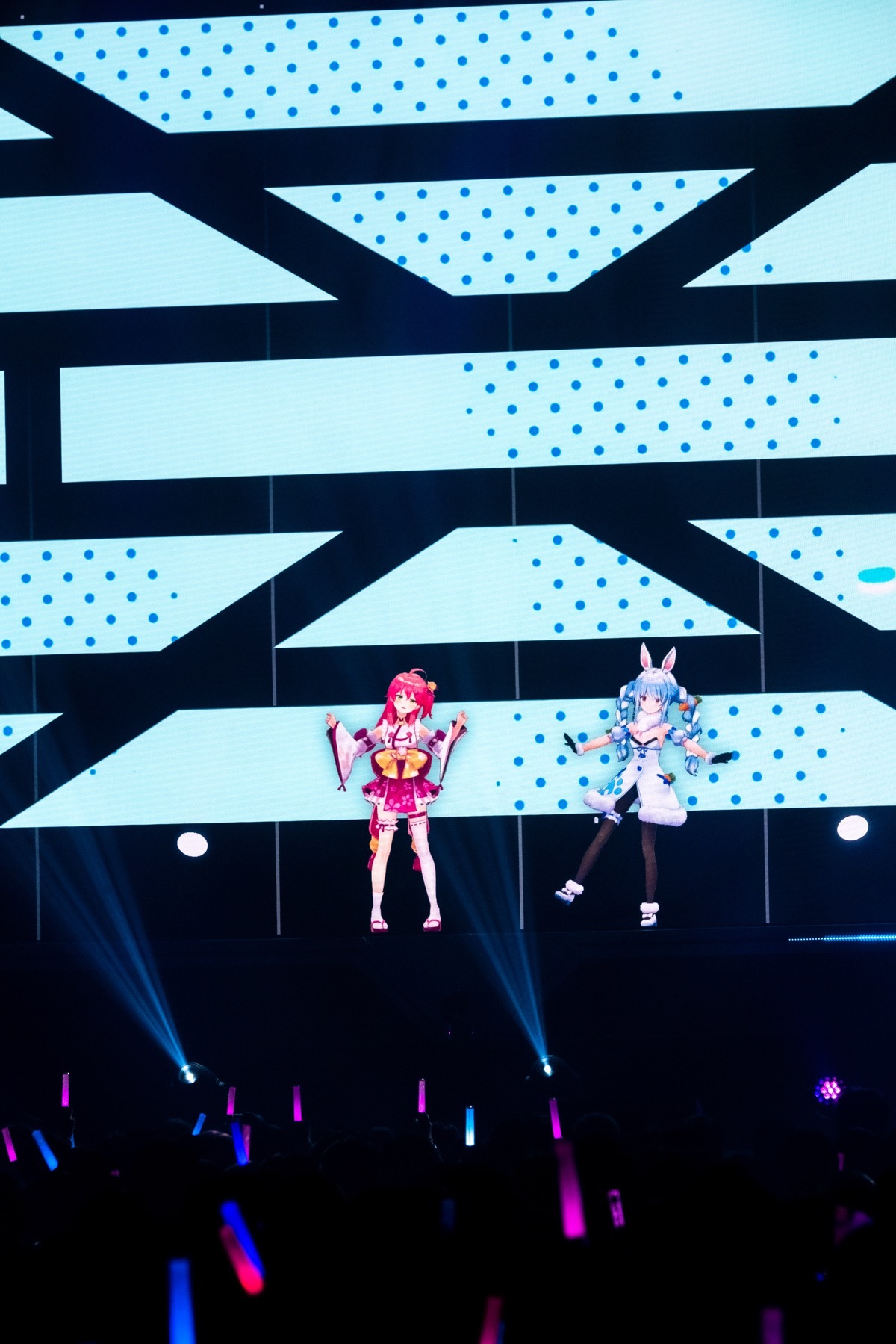 画像2: “ひろがるホロライブ”の音楽性──DECO*27監修「holo*27」ライブレポ