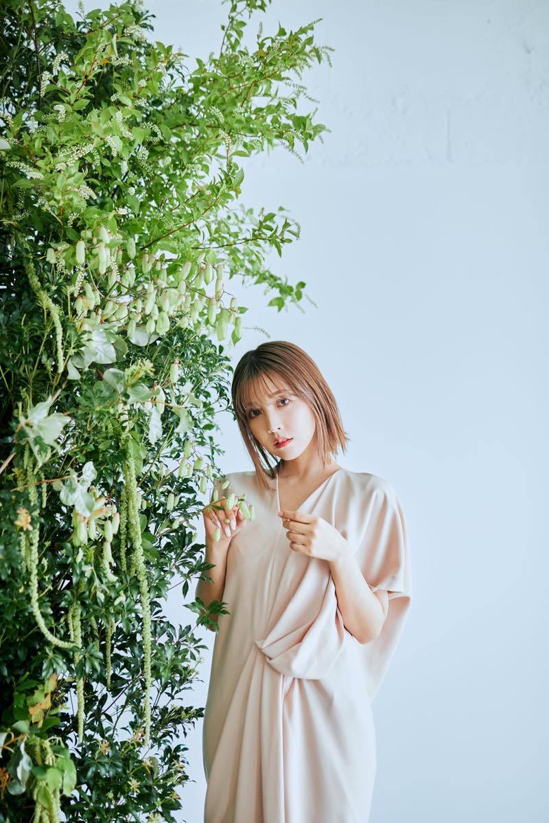 三上悠亜さん／写真：ヤンス・キム　フラワーアレンジ：岡本悠