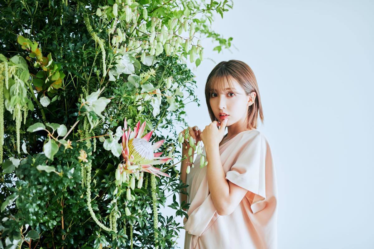 三上悠亜さん／写真：ヤンス・キム　フラワーアレンジ：岡本悠