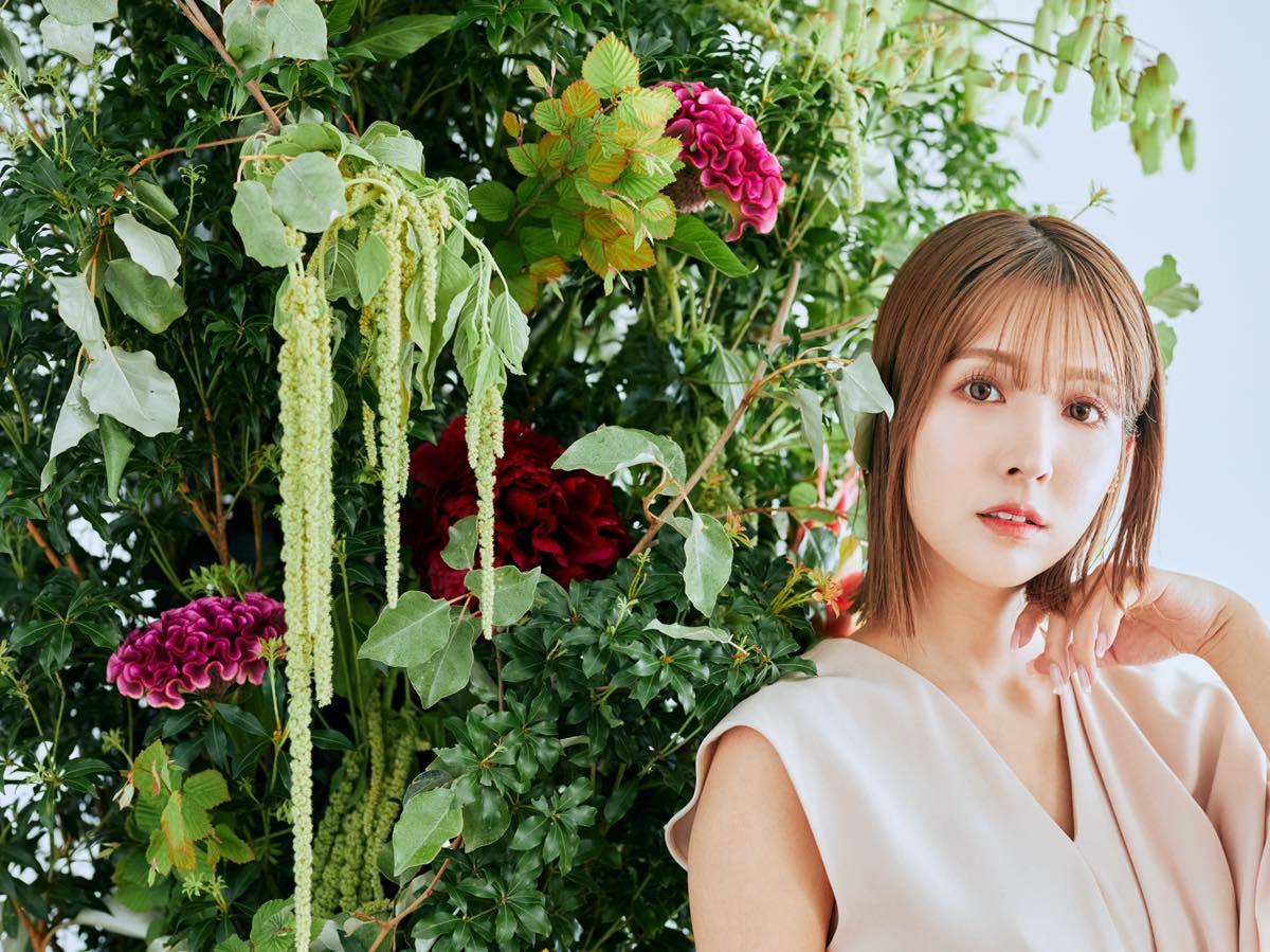 三上悠亜さん／写真：ヤンス・キム　フラワーアレンジ：岡本悠