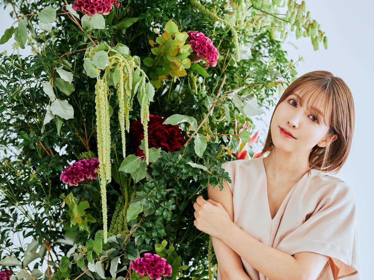 三上悠亜さん／写真：ヤンス・キム　フラワーアレンジ：岡本悠