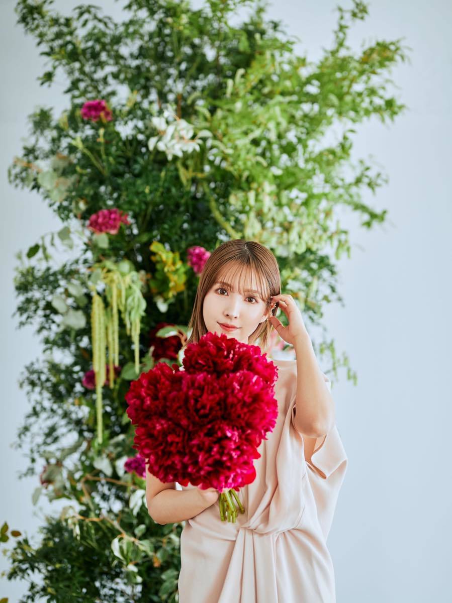 三上悠亜さん／写真：ヤンス・キム　フラワーアレンジ：岡本悠