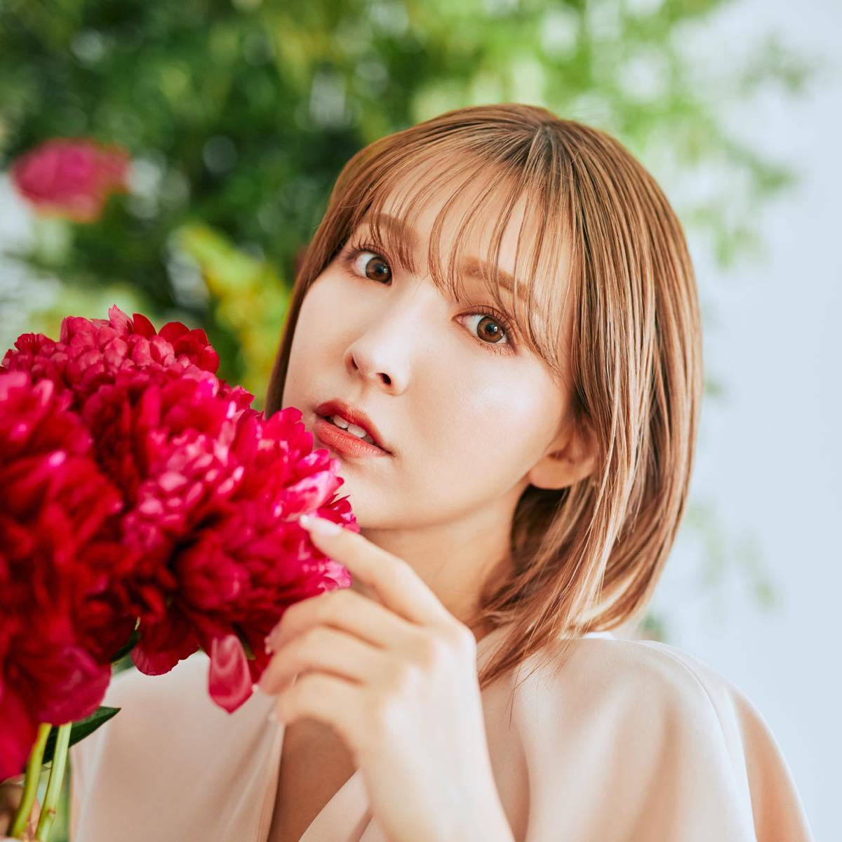 三上悠亜さん／写真：ヤンス・キム　フラワーアレンジ：岡本悠