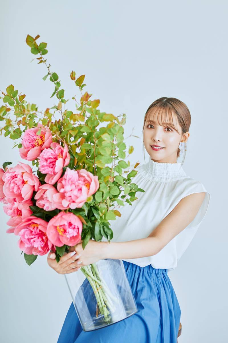 三上悠亜さん／写真：ヤンス・キム　フラワーアレンジ：岡本悠