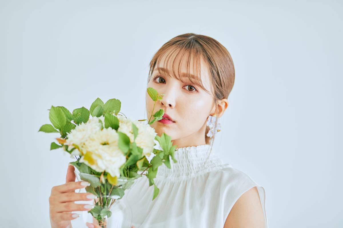 三上悠亜さん／写真：ヤンス・キム　フラワーアレンジ：岡本悠