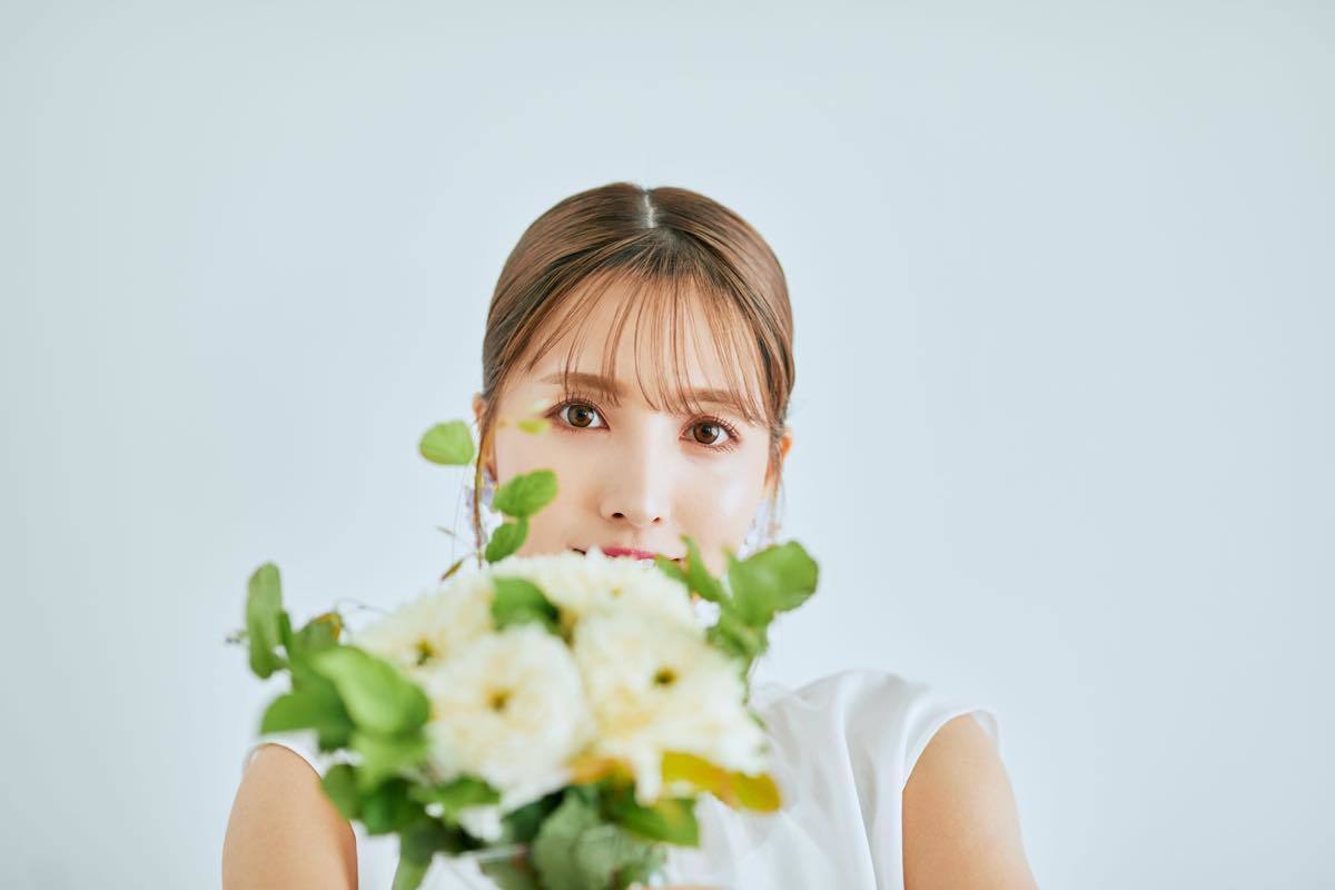 三上悠亜さん／写真：ヤンス・キム　フラワーアレンジ：岡本悠