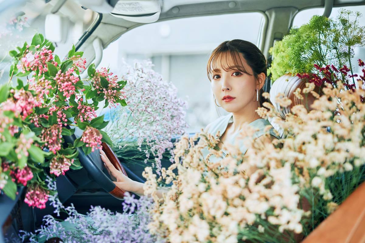 三上悠亜さん／写真：ヤンス・キム　フラワーアレンジ：岡本悠