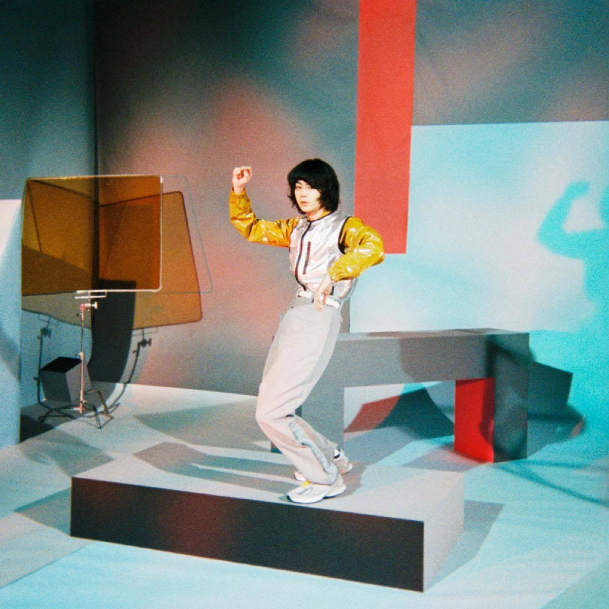 奥山由之 写真集『BEST BEFORE』収録 菅田将暉『PLAY』 ジャケット写真（2018）