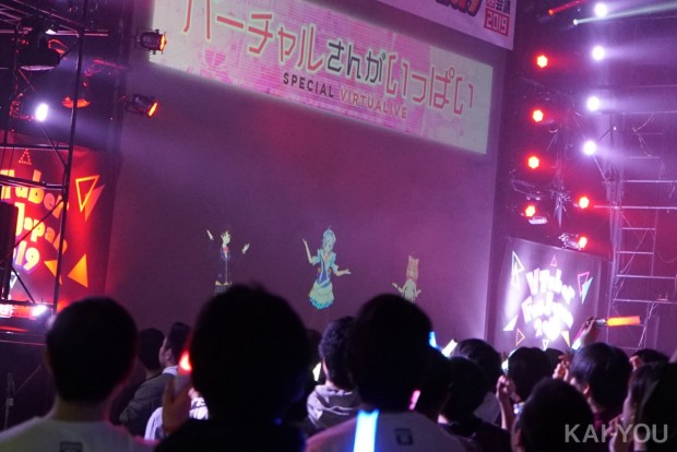 揃って例の自己紹介をする、月ノ美兎さん、電脳少女シロさん、猫宮ひなたさん
