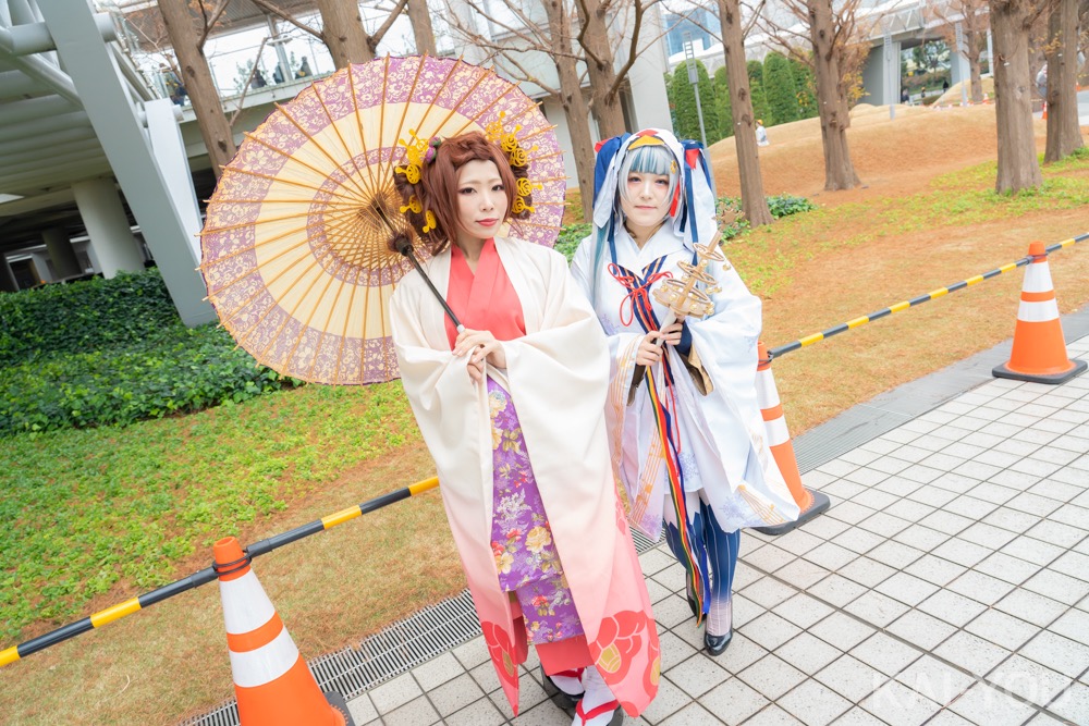 （左）陽兎さん　MEIKO（千本桜 花魁ver）のコスプレ／（右）夢魅さん　雪ミク（2018年ver）のコスプレ