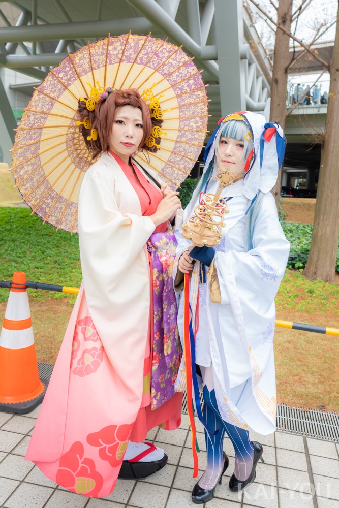 （左）陽兎さん　MEIKO（千本桜 花魁ver）のコスプレ／（右）夢魅さん　雪ミク（2018年ver）のコスプレ