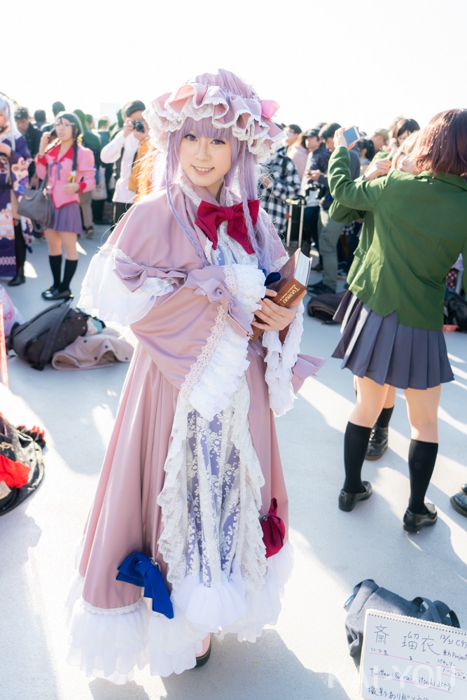 斎瑠衣さん『東方Project』パチュリー・ノーレッジのコスプレ