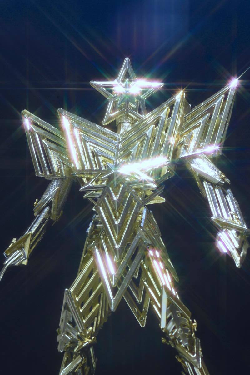 安居智博さんによるクリスマスデコレーションの星飾りでつくったロボット