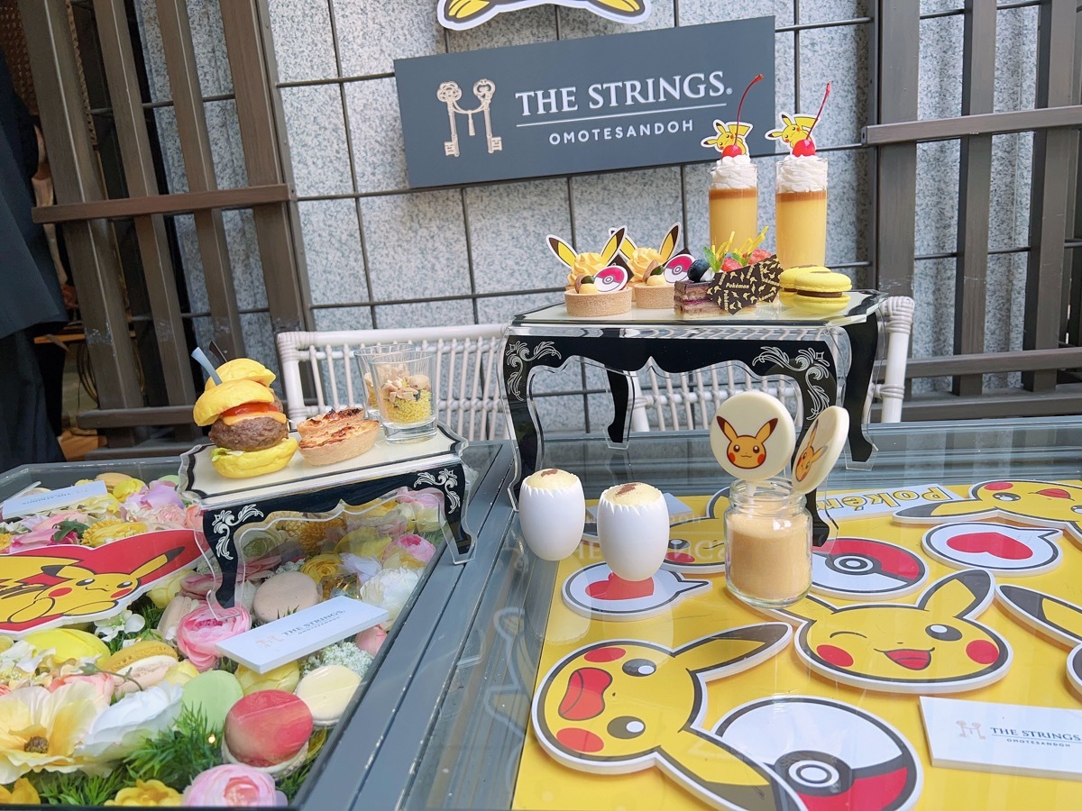 ピカチュウデザインが施されたテーブル席に飾られた「ピカチュウ アフタヌーンティー」のスイーツ