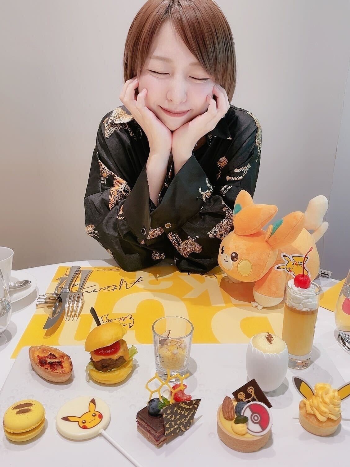 「ピカチュウ アフタヌーンティー」にウットリするかよちゃん。