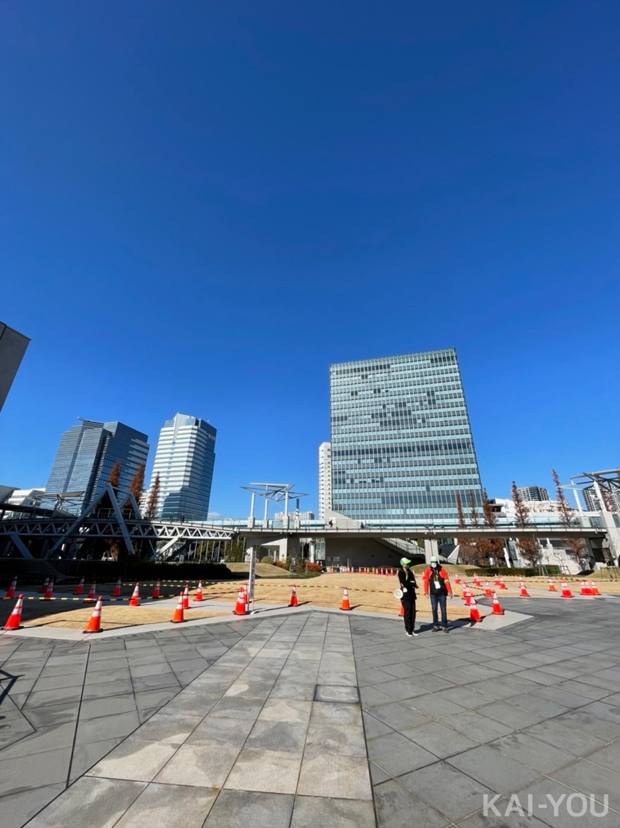 「コミケ99」庭園コスプレエリアの抜けるような青空